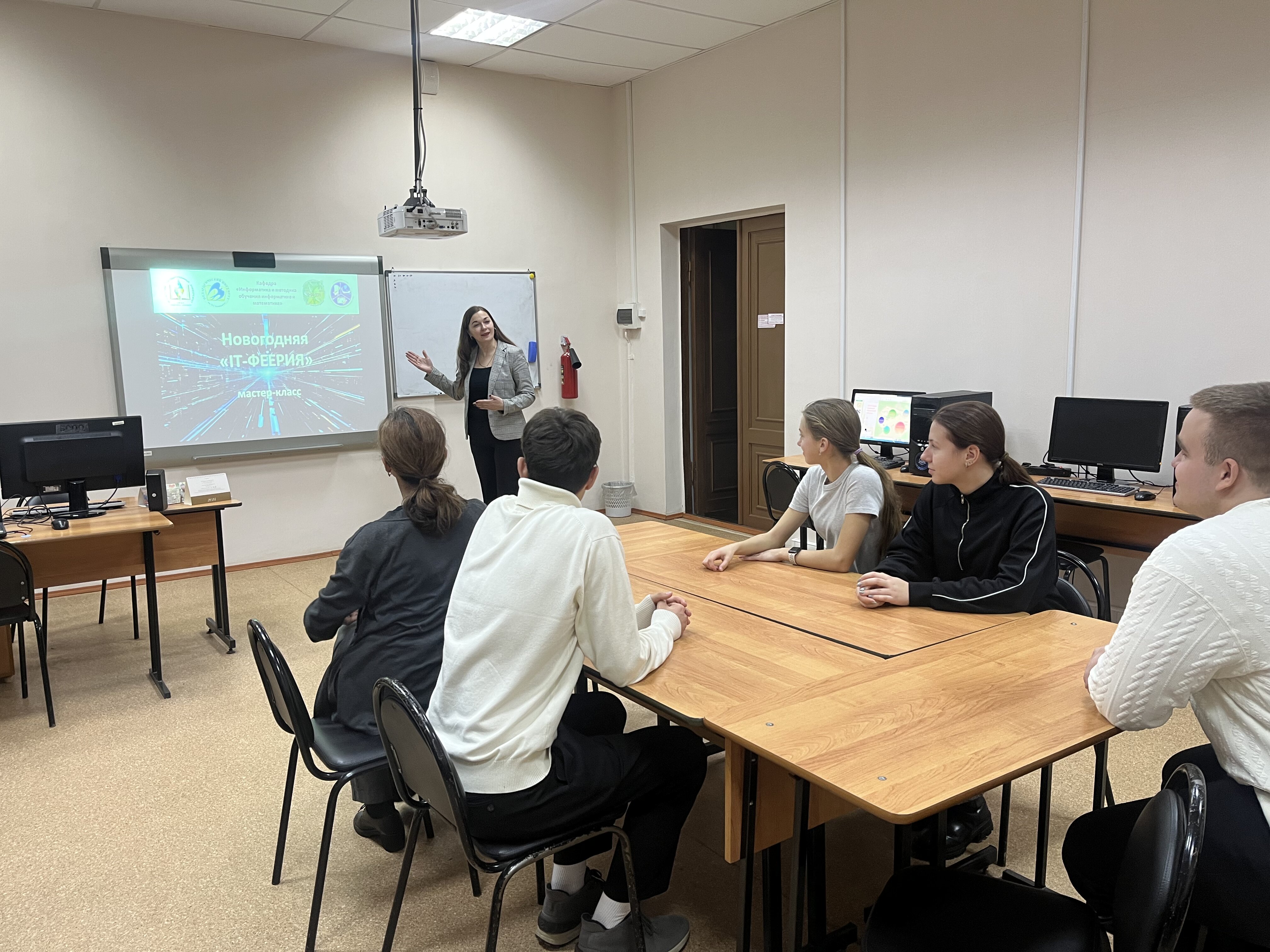 В рамках профориентационной деятельности состоялся мастер-класс Новогодняя IT-феерия»